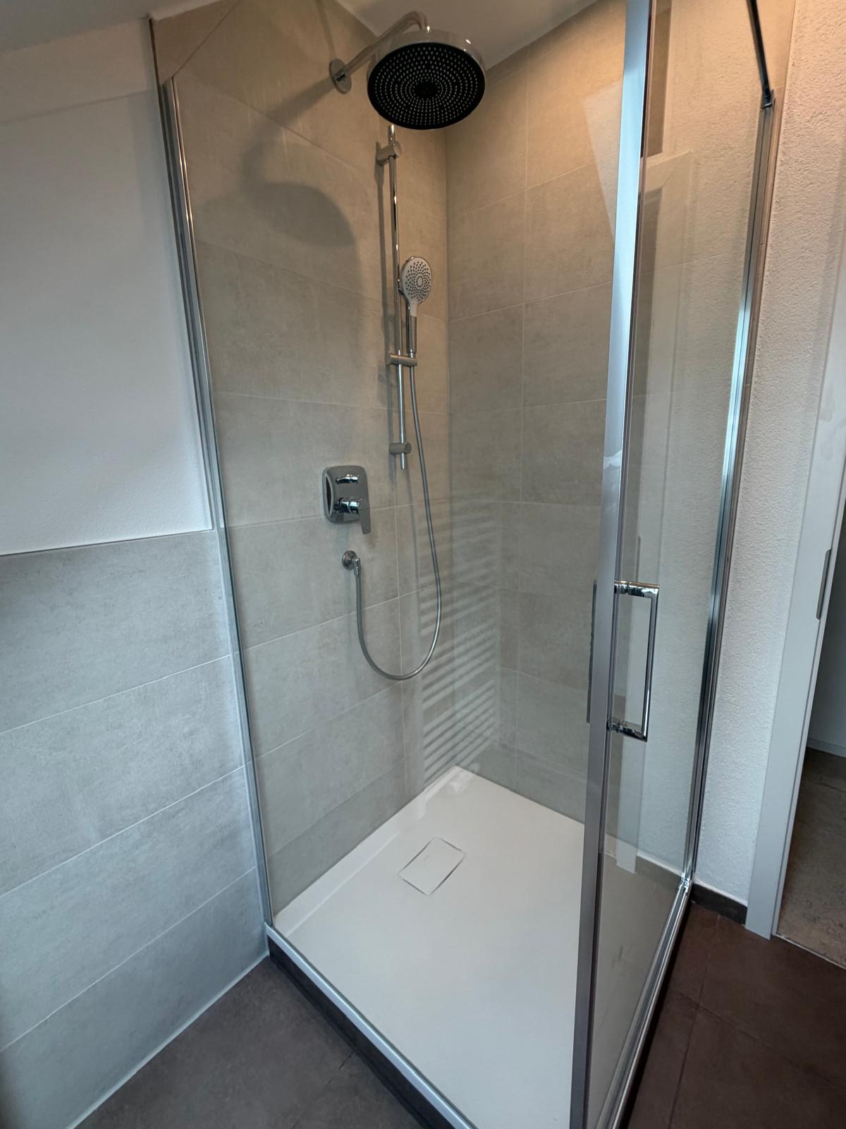 Neue Dusche mit Regendusche und Glasabtrennung