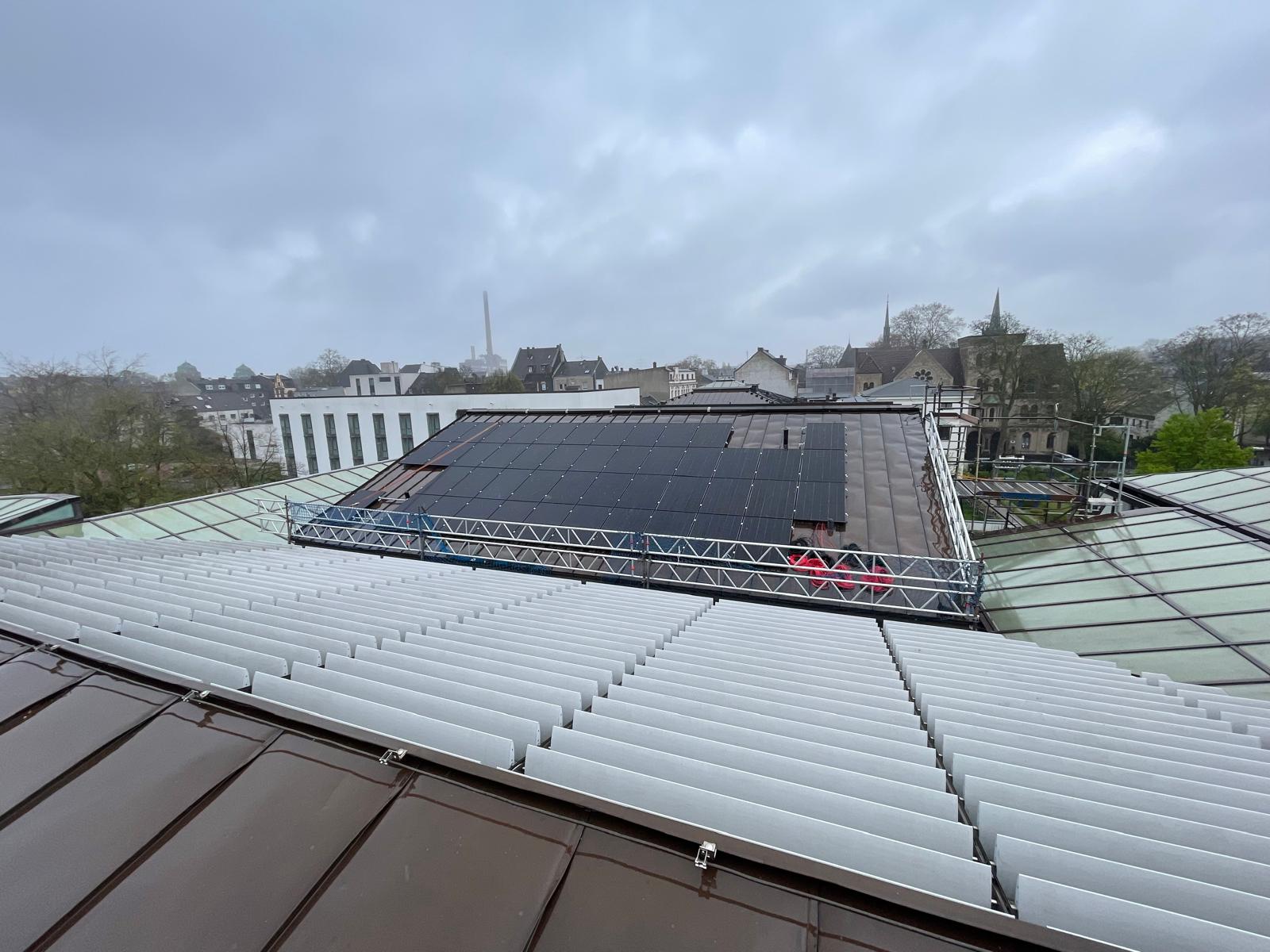 Solardach mit PV-Anlage