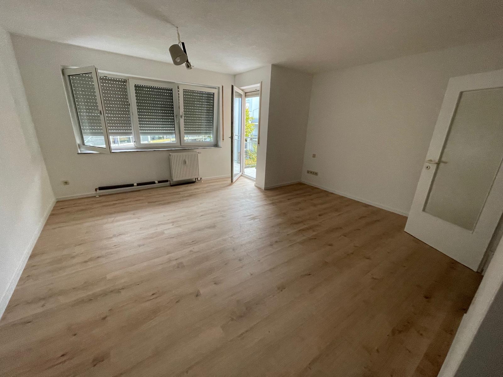 Modern saniertes Wohnzimmer mit neuem Boden